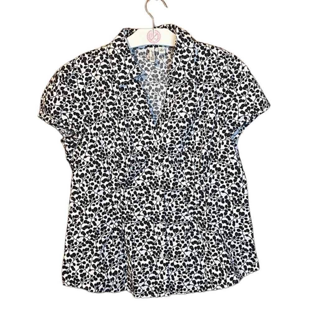 •ST JOHN'S BAY•BLACK/WHITE BUTTON UP COLLARED TOP SIZE MEDIUM